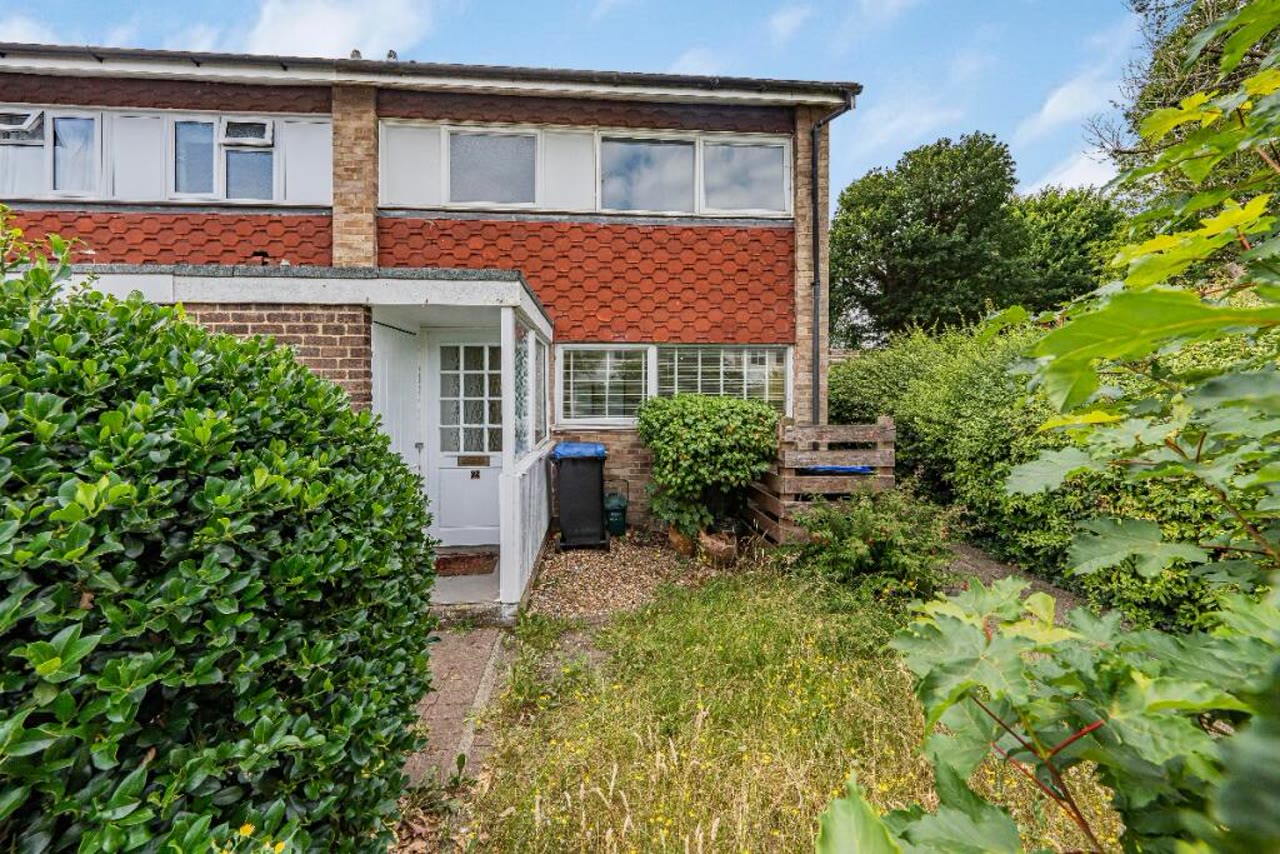 Evergreen Lodge — 2 bedroom end of terrace for single occupancy in Corby